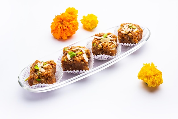 Dodha Barfi oder Doda Burfi ist eine traditionelle indische Süßigkeit, die eine körnige und zähe Textur hat