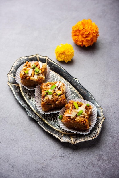 Dodha Barfi ou Doda Burfi é um doce indiano tradicional que tem uma textura granulada e mastigável