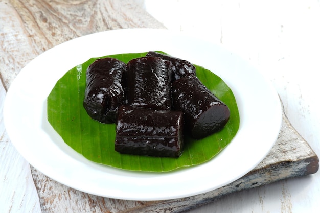 Dodol, es un tentempié dulce indonesio, elaborado con harina de arroz glutinoso, leche de coco y azúcar