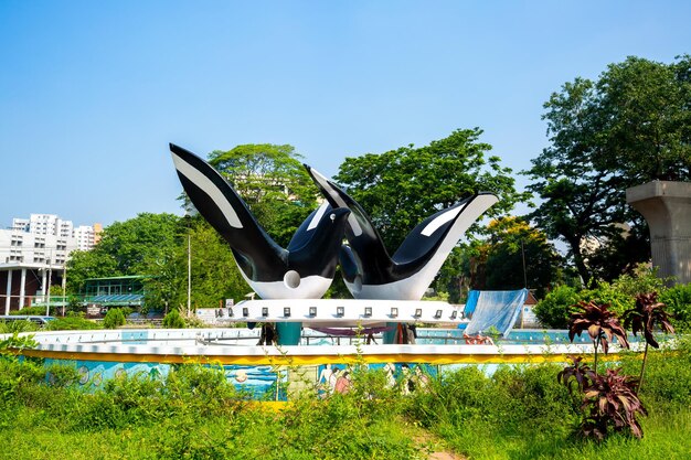 Foto doel chattar ou doel square é uma escultura de dois robins orientais pega