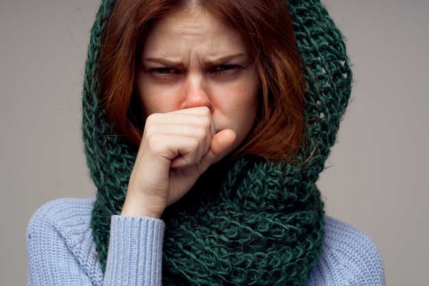 Doença do nariz vermelho frio da mulher doente fundo isolado Foto de alta qualidade