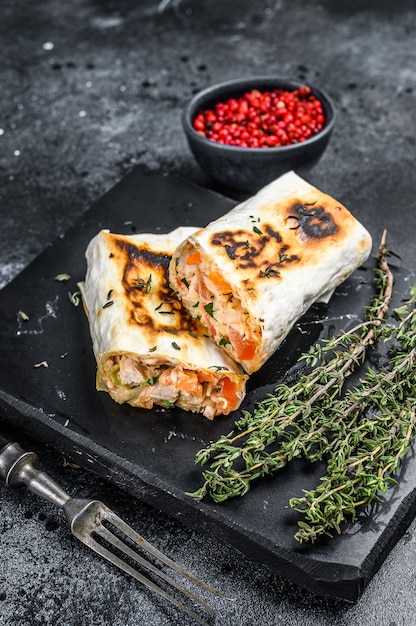 Döner-Kebab-Brötchen in einem Lavash mit Hühner- und Rindfleisch.