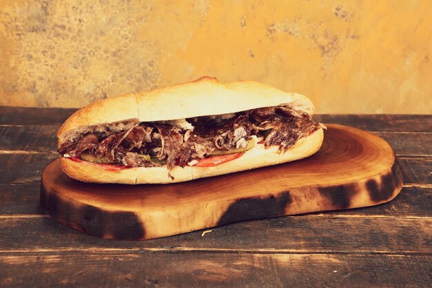 Döner liegt auf dem Schneidebrett Shawarma mit Fleischzwiebelsalat liegt auf einem dunklen alten Holz