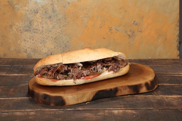 Döner liegt auf dem Schneidebrett Shawarma mit Fleischzwiebelsalat liegt auf einem dunklen alten Holz