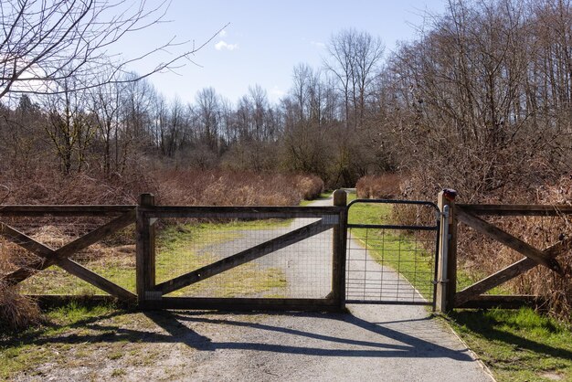 Dog Park Gate en un sendero panorámico en un parque de la ciudad