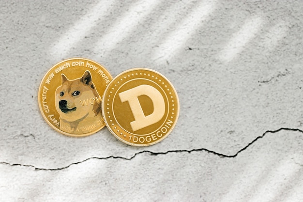 Dogecoin auf hellem Hintergrund, Draufsicht, die Sonnenstrahlen leuchten auf den Münzen, Steinhintergrund