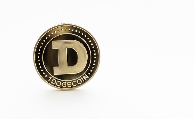 Dogecoin-Münze isoliert auf weißer Oberfläche. Platz kopieren