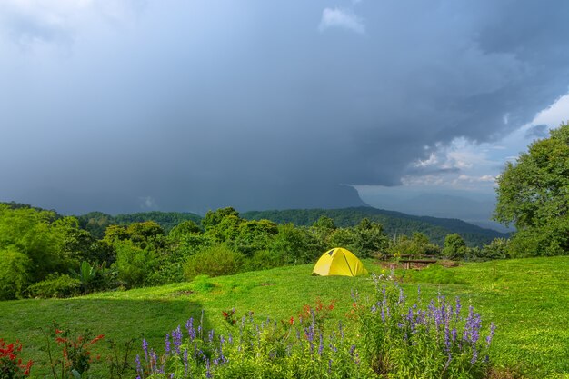 Doi Luang Chiang Dao mirando desde el hombre de Doi Mae Ta, Chiang Mai, Tailandia