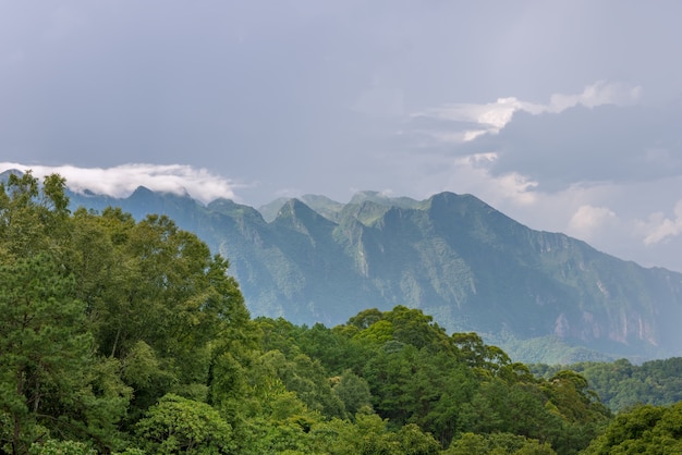 Doi Luang Chiang Dao mirando desde el hombre de Doi Mae Ta, Chiang Mai, Tailandia