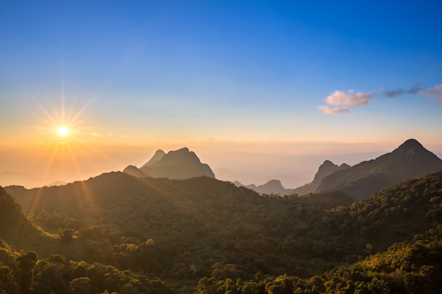 Foto doi luang chiang dao, onde fica a bela montanha