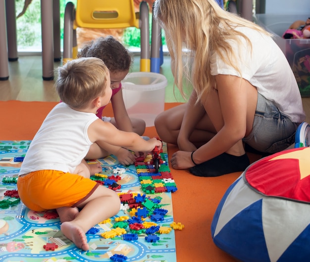 Doing Puzzle mit Tutor im Kindergarten