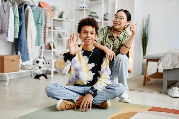 Dois adolescentes em casa