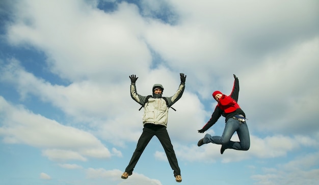 Foto dois adolescentes felizes pulando