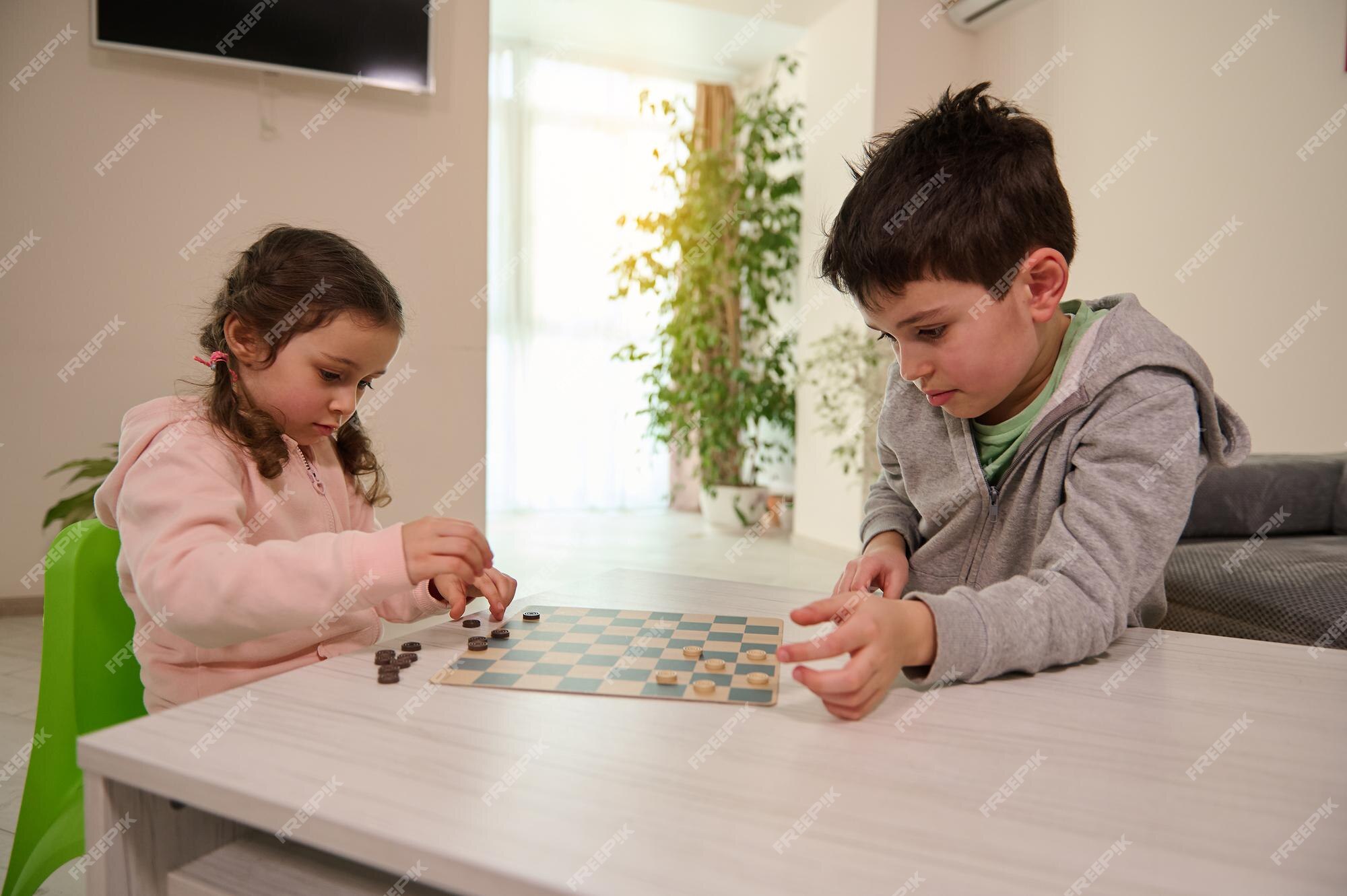 Tente Me Bater. Irmãs Jogadoras De Xadrez. Crianças Qualificadas