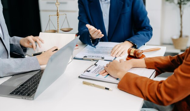 Foto dois advogados estão a discutir sobre contratos, papéis, questões de direito, determinação, apontamento de lei.