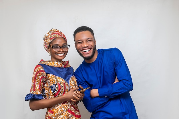 Dois africanos felizes sorrindo olhando para a tecnologia da câmera