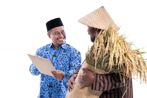 Dois agricultores asiáticos com grãos de arroz