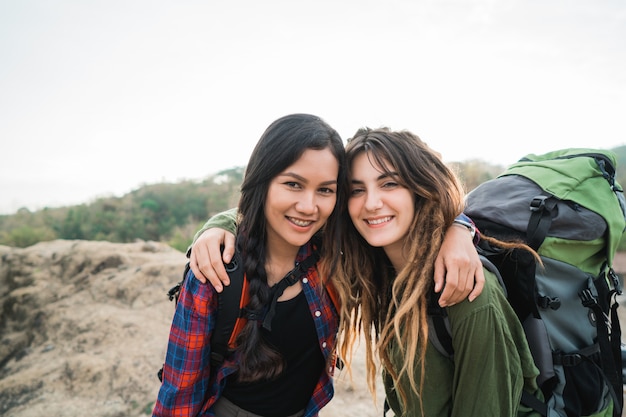 Dois alpinista feliz sorrindo para a câmera