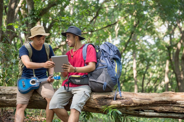 Dois alpinista masculina usando o tablet pc