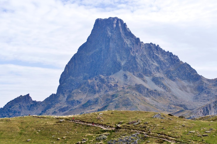 Foto dois alpinistas passam por baixo do impressionante mont midi d'ossau