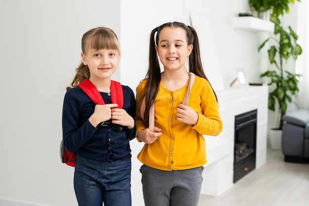 Dois alunos da escola primária, de volta à escola.