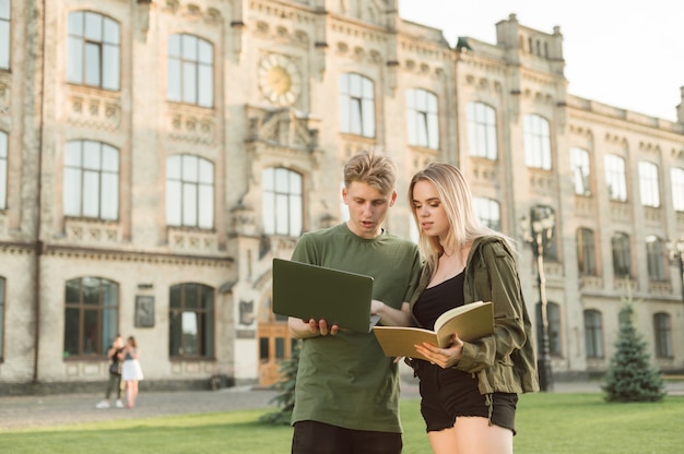 Dois alunos perto da faculdade