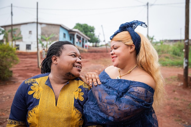 Dois amantes africanos de um casal LGBT se olham apaixonadamente, uma pessoa trans com seu parceiro