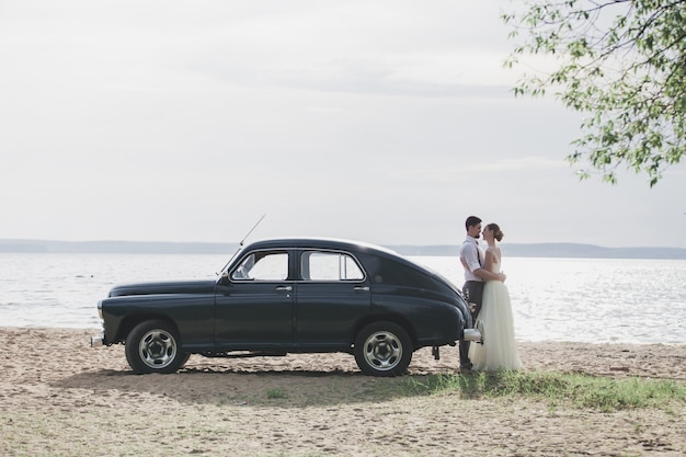 Dois amantes estão no lago