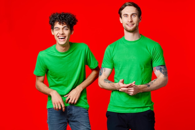 Dois amigos camisetas verdes moda estúdio de roupas casuais