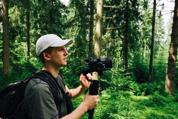 Dois amigos criam um blog de vídeo na câmera com um estabilizador em uma caminhada na montanha