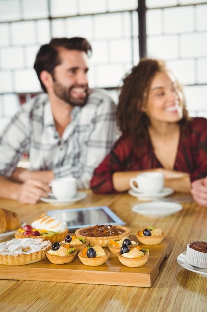 Foto dois amigos curtindo o café juntos