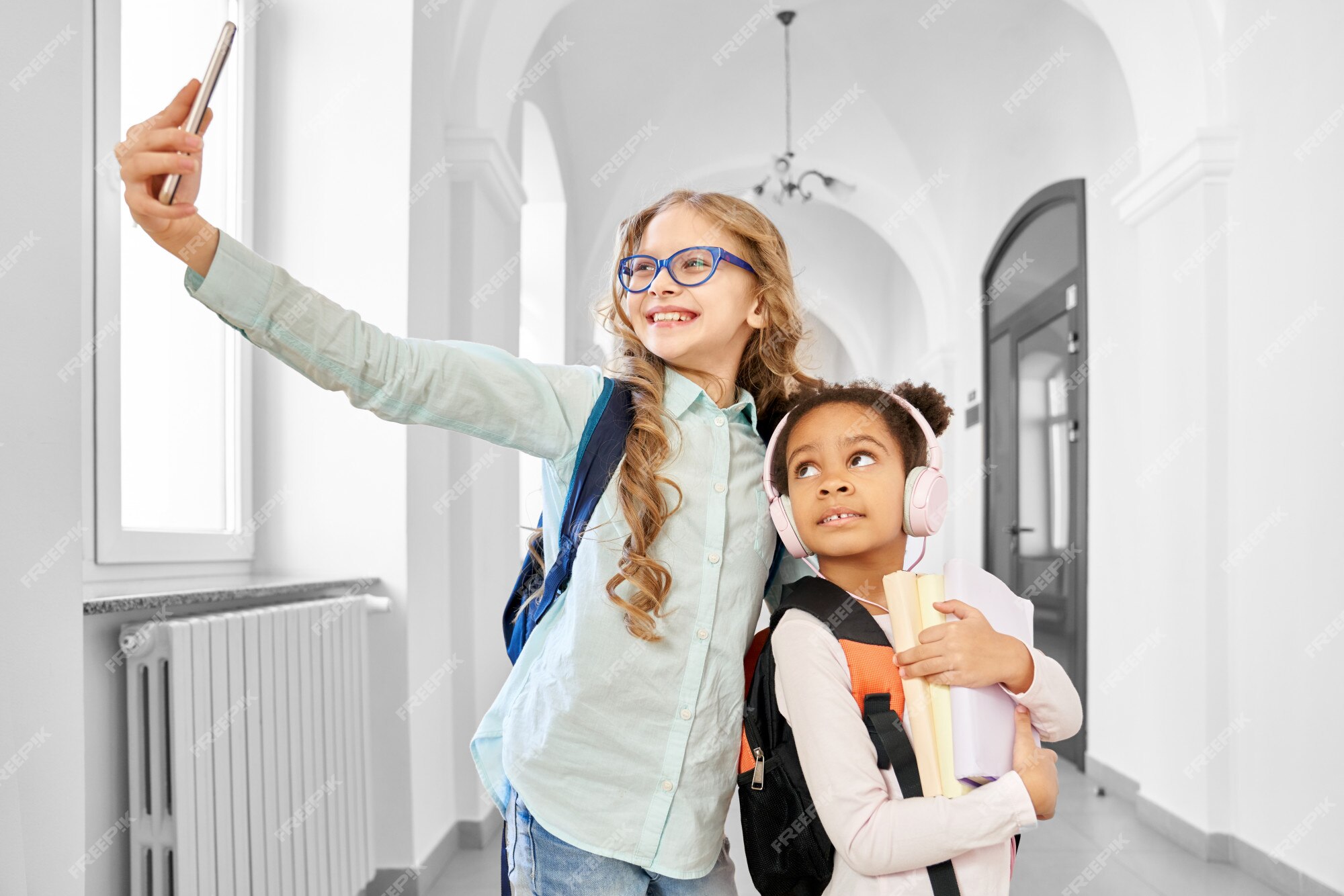 Dois Amigos De Meninas Olham Em Um Grande Espelho Imagem de Stock - Imagem  de amizade, preto: 137028347