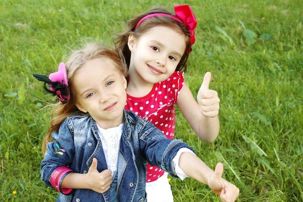 Dois amigos de meninas polegares para cima