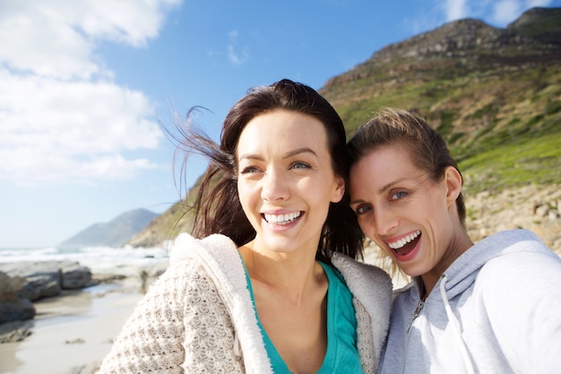 Dois amigos de mulheres sorridentes tomando selfie