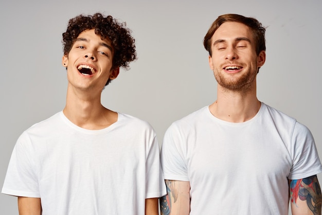 Dois amigos em camisetas brancas divertidas emoções fundo isolado