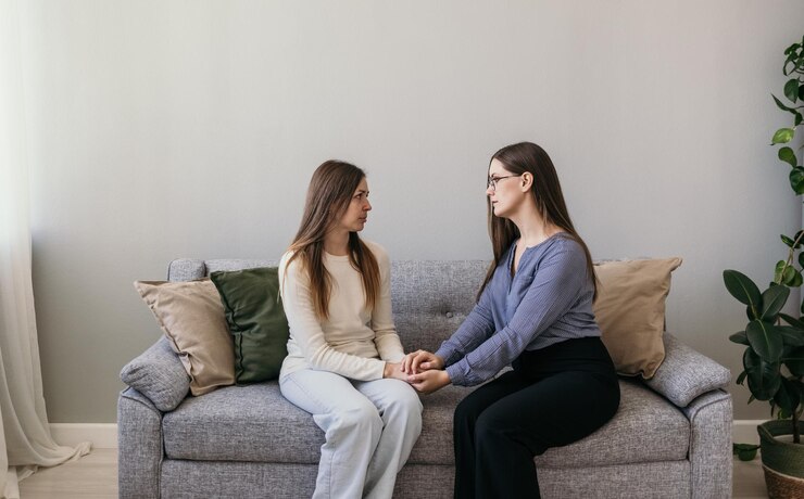Foto dois amigos estão sentados no sofá da sala e conversando. melhor amiga. confie em uma pessoa. compartilhe um segredo