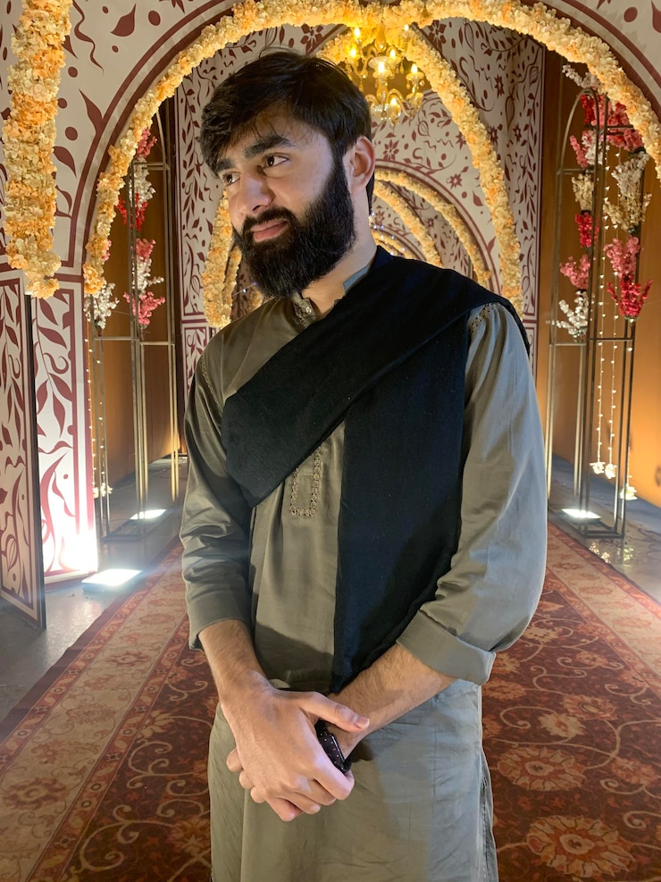 Foto dois amigos indianos elegantes em roupas tradicionais posaram ao ar livre