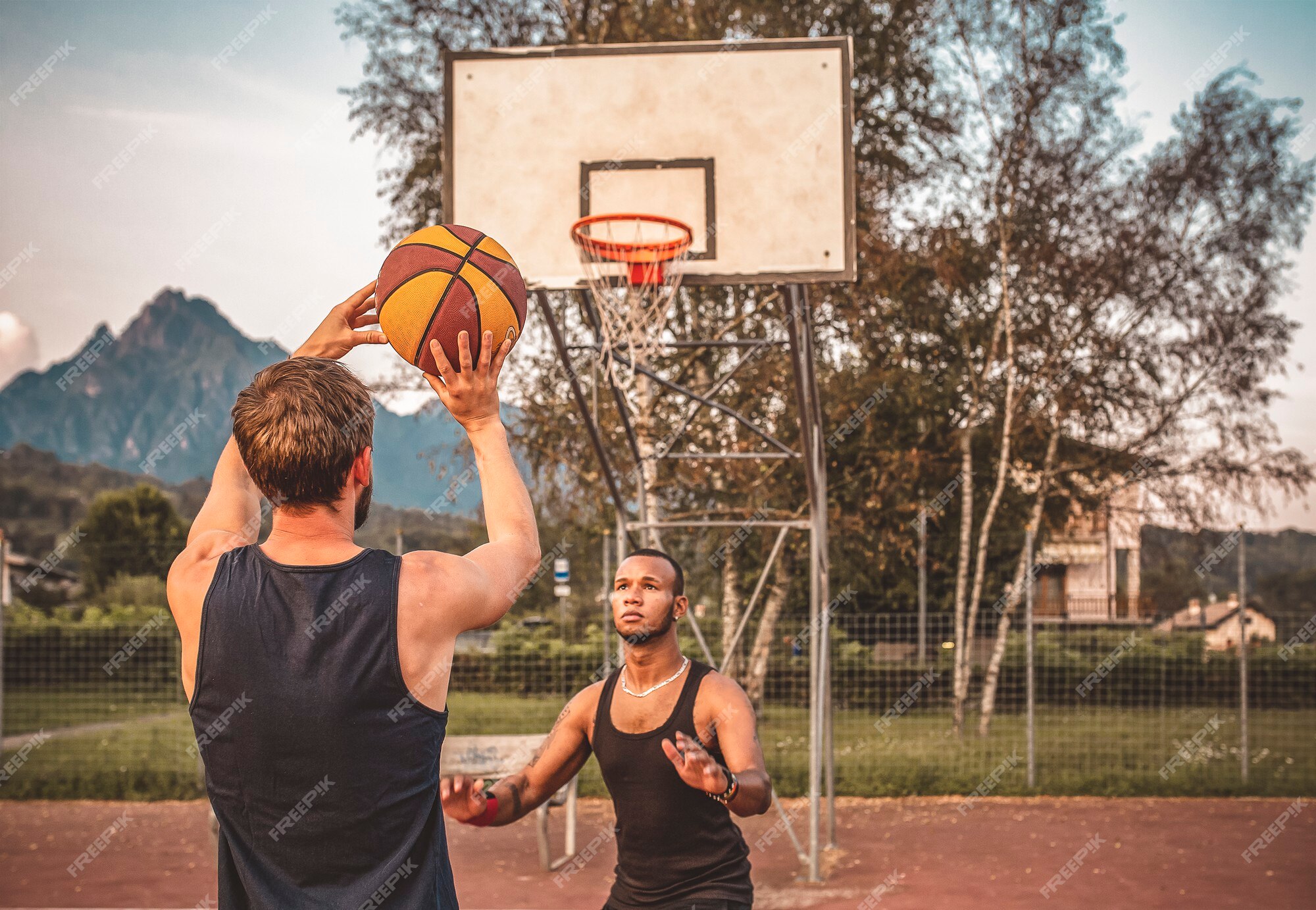 Jovem e mulher jogando basquete na quadra — Duas pessoas