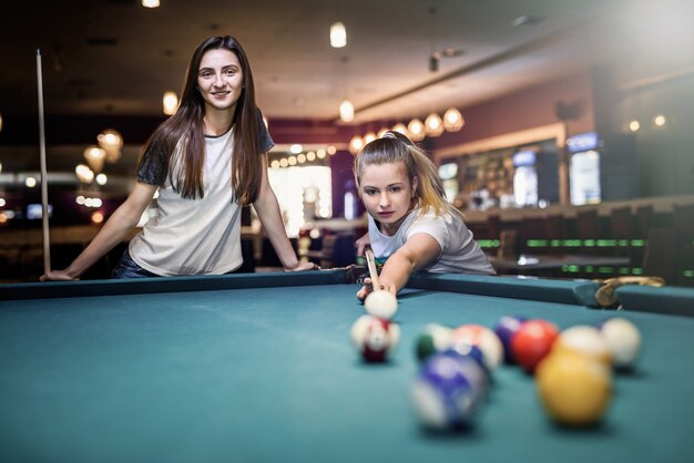 Amigos F?meas Alegres Que Jogam O Jogo Do Bilhar Da Mesa De Bilhar Em Casa  Foto de Stock - Imagem de sinuca, divertimento: 147219938