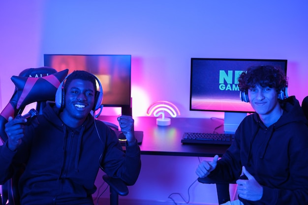 Dois amigos jogando videogame enquanto são gravados para o stream e comemorando o sucesso coletivo da equipe Concept gamer technology online