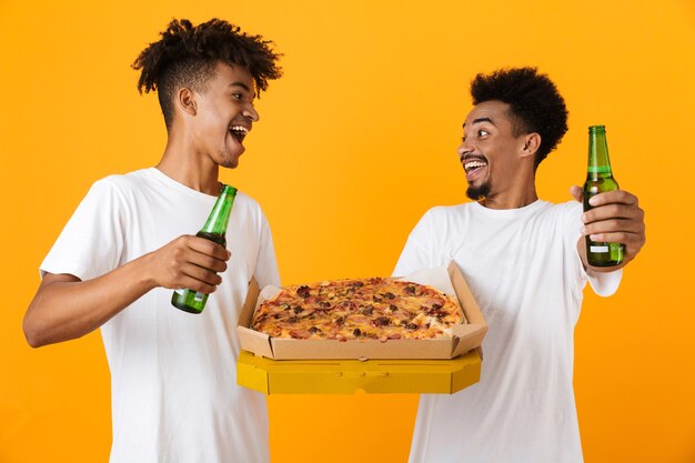 Dois amigos masculinos positivos em camisetas