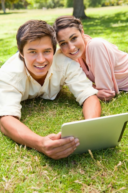 Dois amigos olhando para o futuro como eles usam um tablet juntos