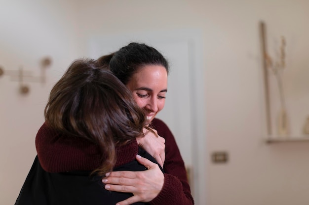 Dois amigos paciente e terapeuta se abraçam