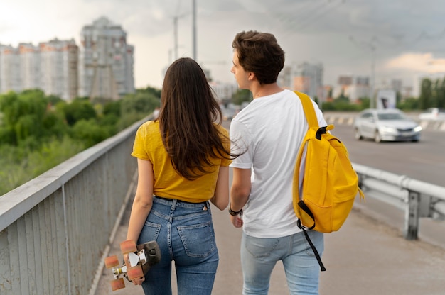 Dois amigos passando um tempo na cidade juntos