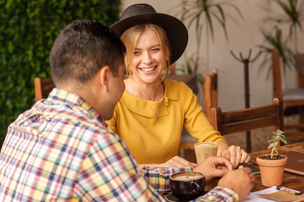 Dois amigos se divertindo em um café