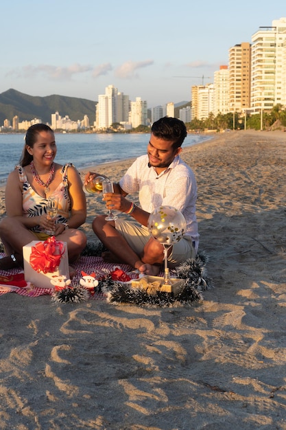 Dois amigos sorridentes, bebendo vinho em uma festa de Natal. Conceito de celebração da véspera de ano novo