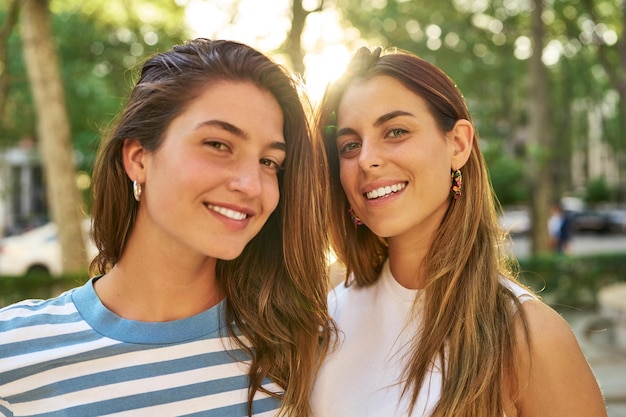 Dois amigos sorrindo alegremente em um parque