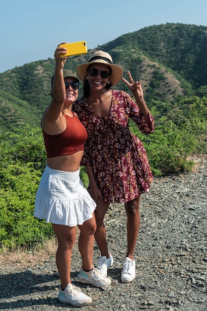 Dois amigos tirando uma selfie no topo da montanha