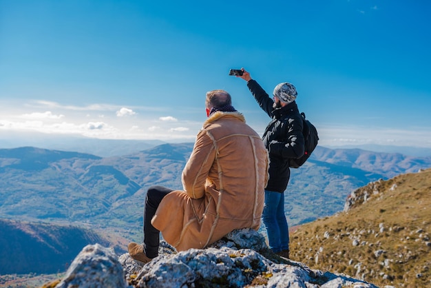 Dois amigos turistas gostando de tirar selfie na viagem