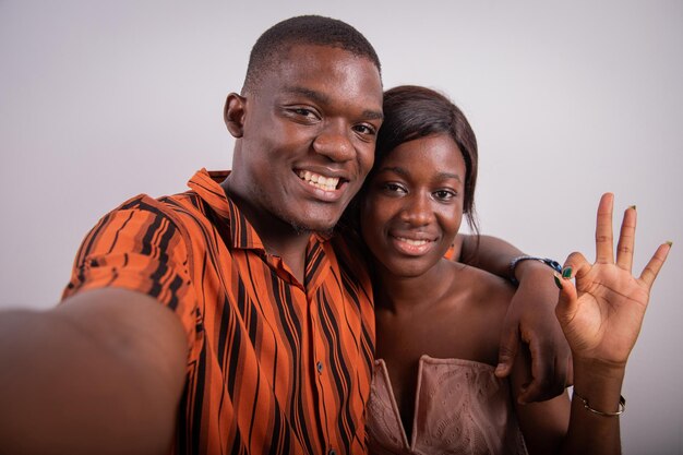 Foto dois amigos, um homem e uma mulher, tiram uma selfie juntos, felicidade e união foto de estúdio